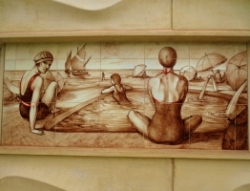 Bagni 105 - Rivestimento di piastrelle in maiolica dipinte a mano dell'edificio dei Bagni 105 in Riccione. Progetto dell'insieme Studio A-HUS architetti associati, G. Carloni G. Stohr - anno 2015