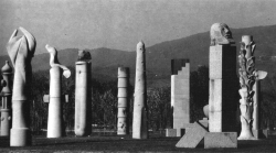 Colonna per Campo del sole - Pietra serena - altezza cm 450 - Anno 1986 - Tuoro sul Trasimeno PG