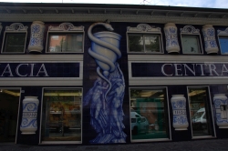 Farmacia - Rivestimento in piastrelle di maiolica dipinta a mano ed elementi plastici in vetroresina della facciata della farmacia centrale di Riccione. Progetto dell'insieme arch. Luca Tausani