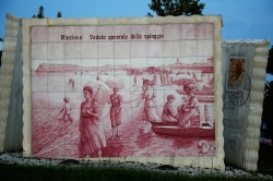 Rotatoria delle cartoline - Decorazione di una rotatoria a Riccione con cartoline giganti in maiolica dipinta a mano e cornice in cemento - Misura cm h. 280x370 - Anno 2007