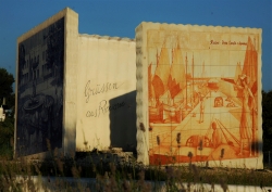 Rotatoria delle cartoline - Decorazione di una rotatoria a Riccione con cartoline giganti in maiolica dipinta a mano e cornice in cemento - Misura cm h. 280x370 - Anno 2007